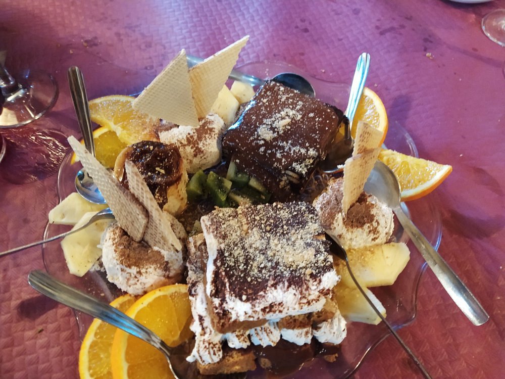 Surtido de postres servido para compartir